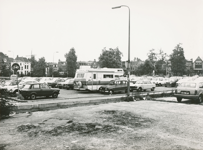 863453 Gezicht op de tijdelijke parkeerterreinen op sloopterreinen aan de Nieuwekade bij de Oudegracht in Wijk C te ...